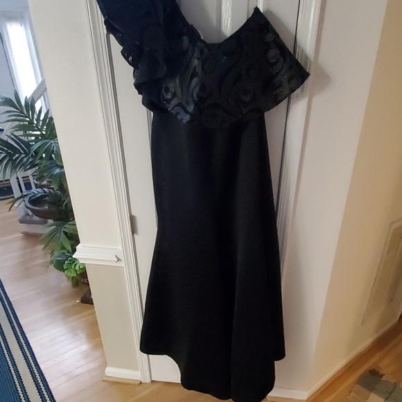 Sexy One Shoulder Gown - Picture 4 of 5